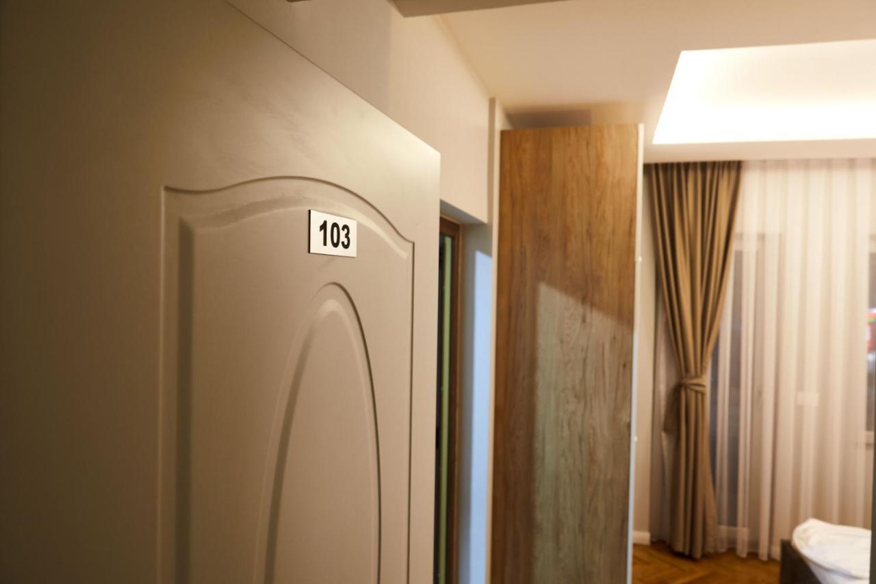 Amico Hotel Приштина Экстерьер фото